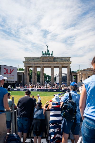 Kugelstossen vor dem Brandenburger Tor beim Kugelstossen waehrend der deutschen Leichtathletik-Meisterschaften auf dem Pariser Platz am 24.06.2022 in Berlin